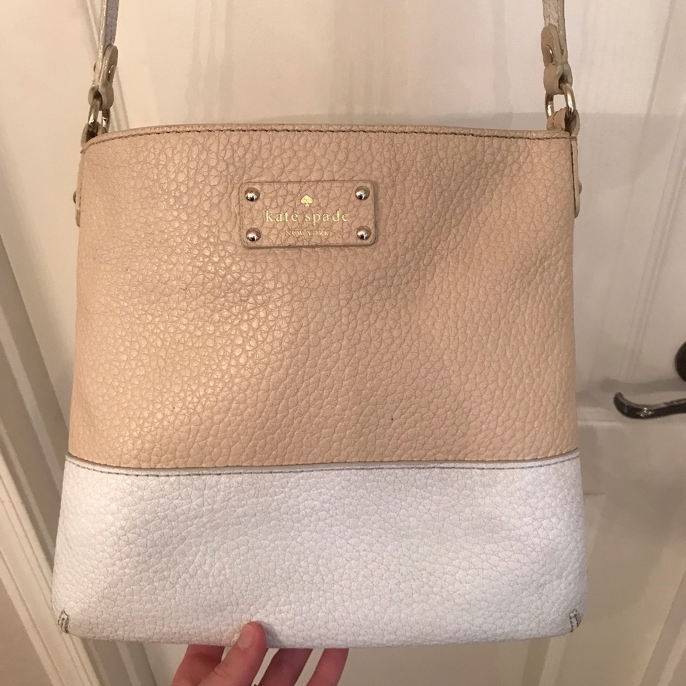 Gorgeous, light-colored cross body bag